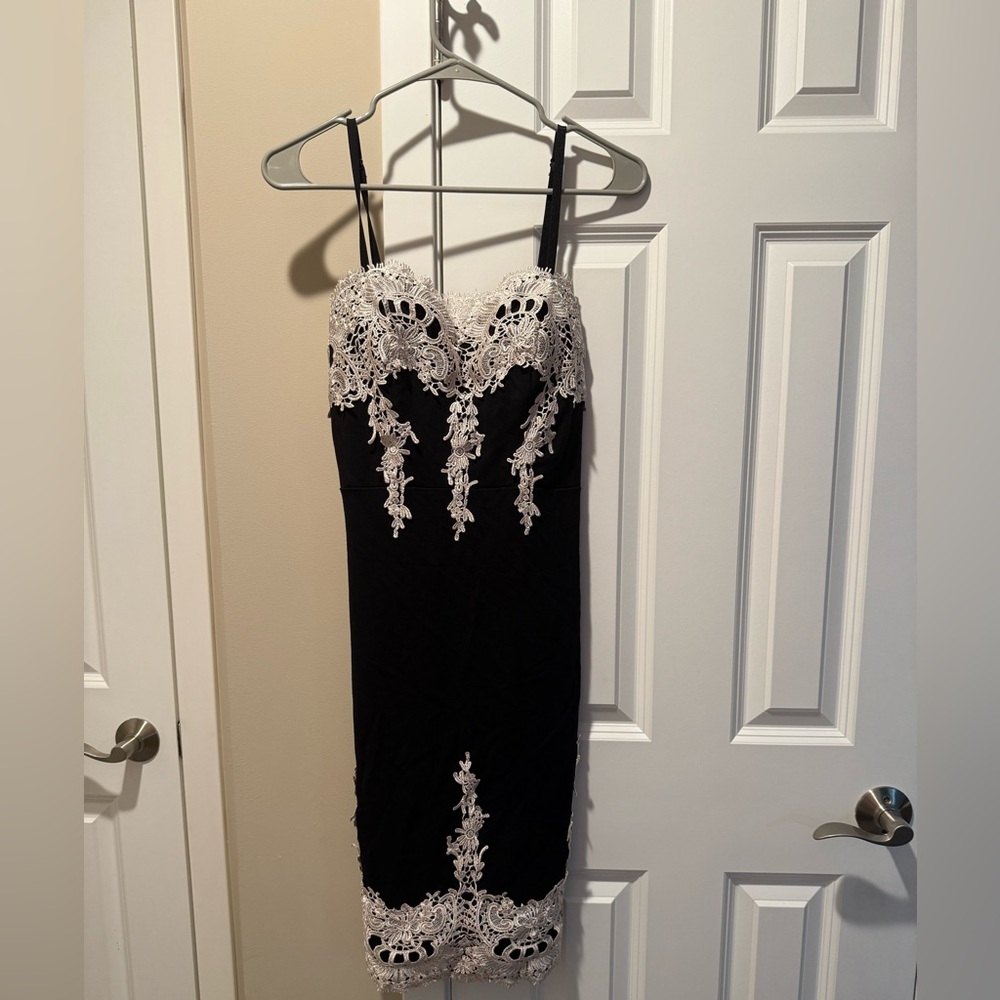 Haute Monde Body con dress with lace embellishments. Size Large‎ - Picture 2 of 5